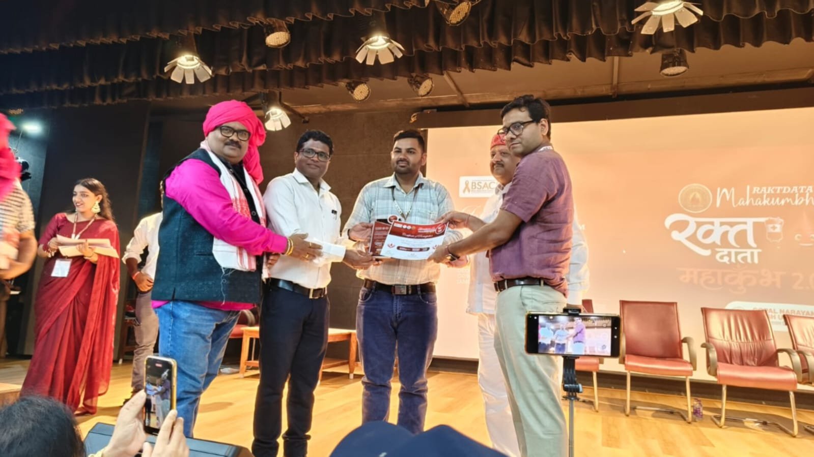 अंतरराष्ट्रीय रक्तदाता महाकुंभ में उत्तराखंड का बढ़ा मान सेवा क्रांति वेलफेयर ट्रस्ट के संस्थापक रामवीर यादव एवं कोषाध्यक्ष अलका अरोड़ा हुए सम्मानित